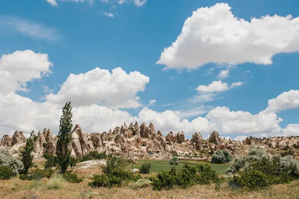 Hermosa vista de las colinas de Capadocia. Uno de los lugares de interés de Turquía. Turismo, viajes, hermosos paisajes, naturaleza . — Foto de Stock