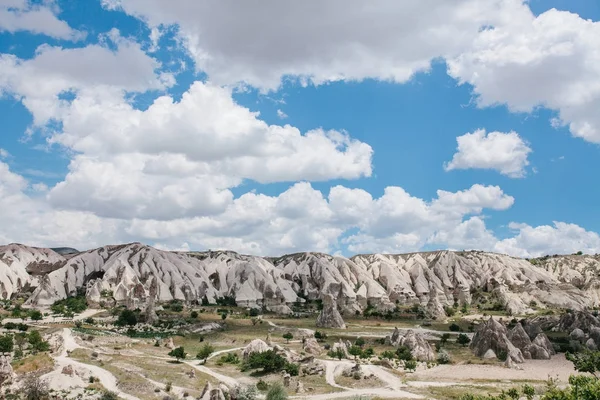 Hermosa vista de las colinas de Capadocia. Uno de los lugares de interés de Turquía. Turismo, viajes, hermosos paisajes, naturaleza . —  Fotos de Stock