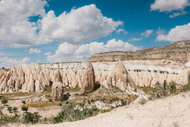 Hills Kapadokya'nın güzel manzarasına. Bir Türkiye manzaraları. Turizm, seyahat, güzel manzaralar, doğa.