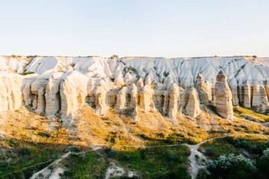 Hills Kapadokya'nın güzel manzarasına. Bir Türkiye manzaraları. Turizm, seyahat, güzel manzaralar, doğa. Sabah.