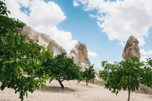 Piękny widok na wzgórza w Kapadocji. Jedną z atrakcji turystycznych Turcji. Turystyka, Podróże, piękne krajobrazy, natura. — Zdjęcie stockowe