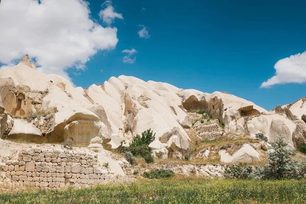 Hills Kapadokya'nın güzel manzarasına. Bir Türkiye manzaraları. Turizm, seyahat, güzel manzaralar, doğa.