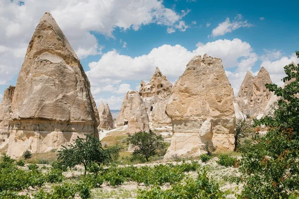 Hermosa vista de las colinas de Capadocia. Uno de los lugares de interés de Turquía. Turismo, viajes, hermosos paisajes, naturaleza . — Foto de Stock