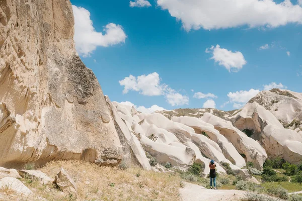 Bir turist kız telefonda hills Kapadokya Türkiye'de güzel bir manzarasına anısına bir fotoğraf yapar. Seyahat, turizm, hiking tatil.