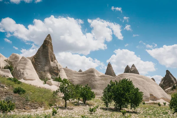 Hills Kapadokya'nın güzel manzarasına. Bir Türkiye manzaraları. Turizm, seyahat, güzel manzaralar, doğa.