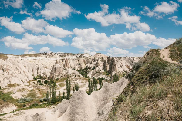 Hills Kapadokya'nın güzel manzarasına. Bir Türkiye manzaraları. Turizm, seyahat, güzel manzaralar, doğa.
