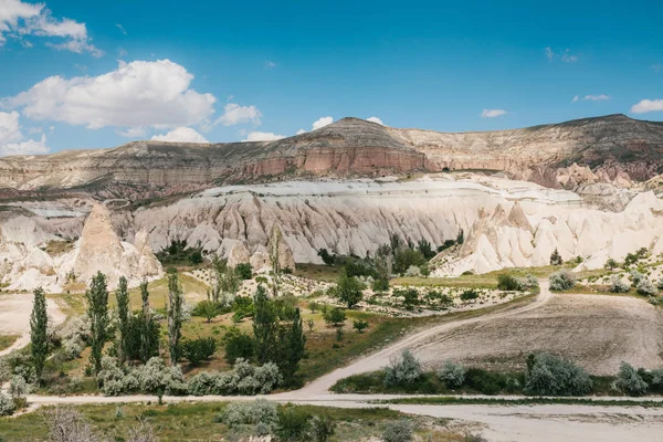 Hills Kapadokya'nın güzel manzarasına. Bir Türkiye manzaraları. Turizm, seyahat, güzel manzaralar, doğa.