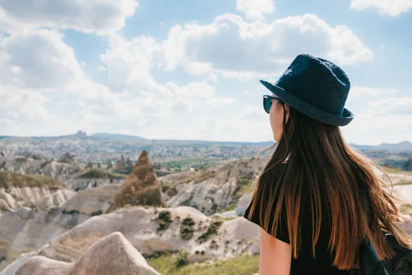 Jonge mooie reizen meisje met een rugzak op de top van een heuvel in Cappadocië, Turkije. Reizen, vrijheid, succes en prestatie. — Stockfoto