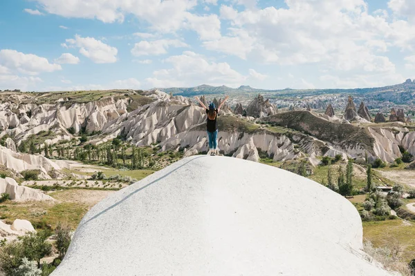 Kız zafer ve başarı iz elleri yükseltir. Genç güzel kız Kapadokya, Türkiye'de bir tepe üstünde seyahat. Seyahat, başarı, özgürlük, başarı.