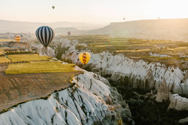 Sławny turysta atrakcja Cappadocia jest lot air. Cappadocia jest znany na całym świecie jako jeden z najlepszych miejsc na loty z balonów. Kapadocja, Turcja. — Zdjęcie stockowe