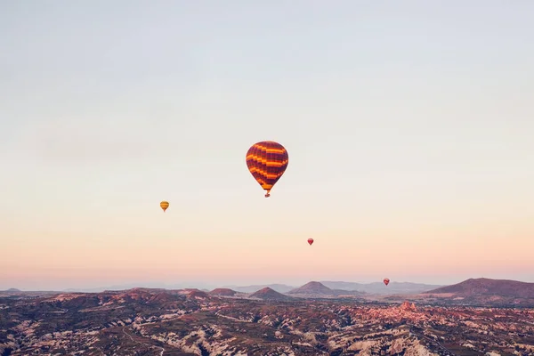 De beroemde toeristische attractie van Cappadocië is een air-vlucht. Cappadocië staat bekend over de hele wereld als een van de beste plekken voor vluchten met ballonnen. Cappadocië, Turkije. — Stockfoto