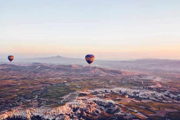 A famosa atração turística da Capadócia é um voo aéreo. A Capadócia é conhecida em todo o mundo como um dos melhores lugares para voos com balões. Capadócia, Turquia . — Fotografia de Stock