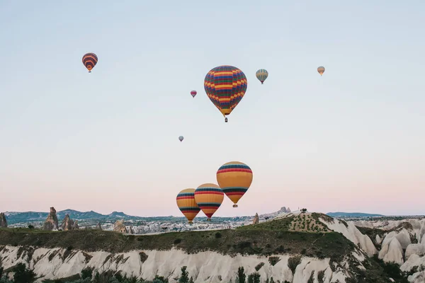 La famosa atracción turística de Capadocia es un vuelo aéreo. Capadocia es conocida en todo el mundo como uno de los mejores lugares para volar con globos. Capadocia, Turquía . —  Fotos de Stock
