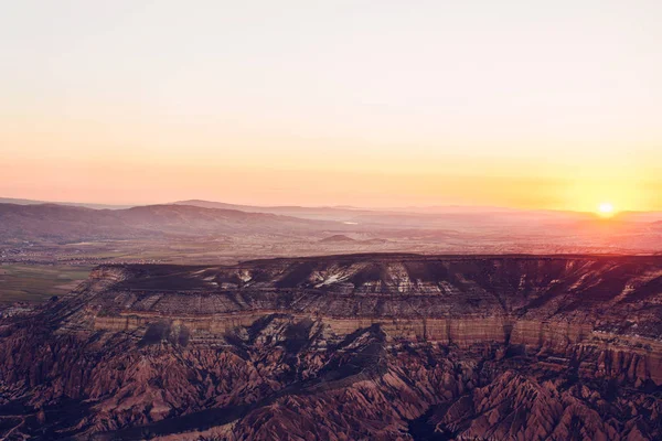 Hills Kapadokya'nın güzel manzarasına. Bir Türkiye manzaraları. Turizm, seyahat, güzel manzaralar, doğa. Sabah güneş doğuyor. Muhteşem manzara.