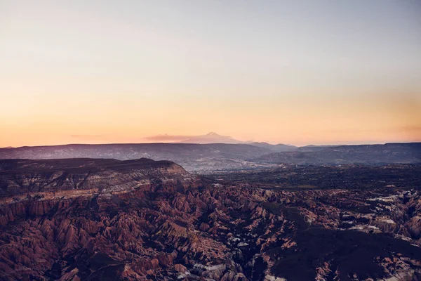 Hills Kapadokya'nın güzel manzarasına. Bir Türkiye manzaraları. Turizm, seyahat, güzel manzaralar, doğa. Sabah güneş doğuyor. Muhteşem manzara.