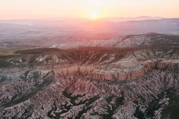 Hills Kapadokya'nın güzel manzarasına. Bir Türkiye manzaraları. Turizm, seyahat, güzel manzaralar, doğa. Sabah güneş doğuyor. Muhteşem manzara.