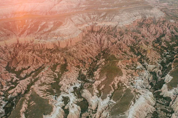 Hills Kapadokya'nın güzel manzarasına. Bir Türkiye manzaraları. Turizm, seyahat, güzel manzaralar, doğa. Sabah güneş doğuyor. Muhteşem manzara.