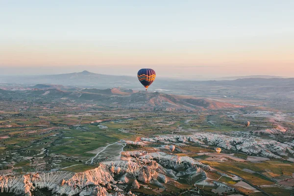 Kapadokya'nın ünlü turistik bir hava uçuş 's. Cappadocia tüm dünyada Balonlu uçuşlar için en iyi yerlerden biri olarak bilinir. Kapadokya, Türkiye.
