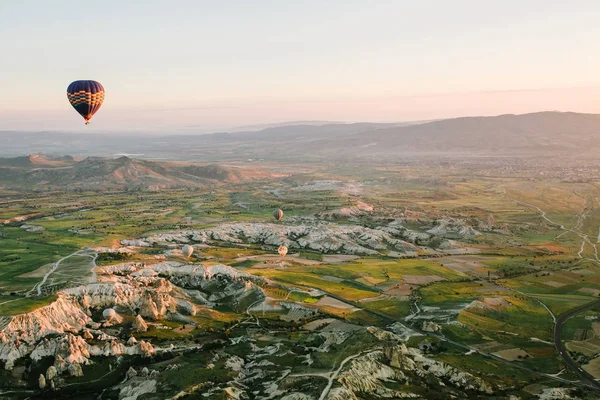 Kapadokya'nın ünlü turistik bir hava uçuş 's. Cappadocia tüm dünyada Balonlu uçuşlar için en iyi yerlerden biri olarak bilinir. Kapadokya, Türkiye.