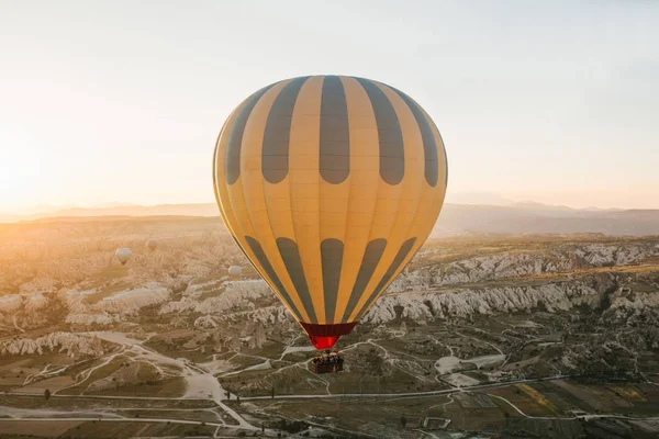 De beroemde toeristische attractie van Cappadocië is een air-vlucht. Cappadocië staat bekend over de hele wereld als een van de beste plekken voor vluchten met ballonnen. Cappadocië, Turkije. — Stockfoto
