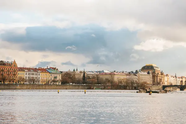 Panoráma města s starých evropských domů a řeka — Stock fotografie