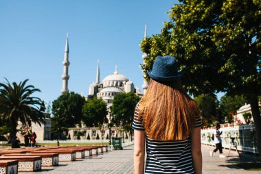 Sultanahmet Meydanı'nda arka ünlü Camii yanındaki şapkalı bir genç kız Gezgin Sultanahmet Istanbul, Türkiye'de aradı. Seyahat, turizm, gezi.