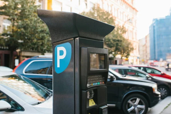 Máquina para pagar el estacionamiento. Close-up - máquina para el pago de aparcamiento en el fondo de los coches borrosos — Foto de Stock