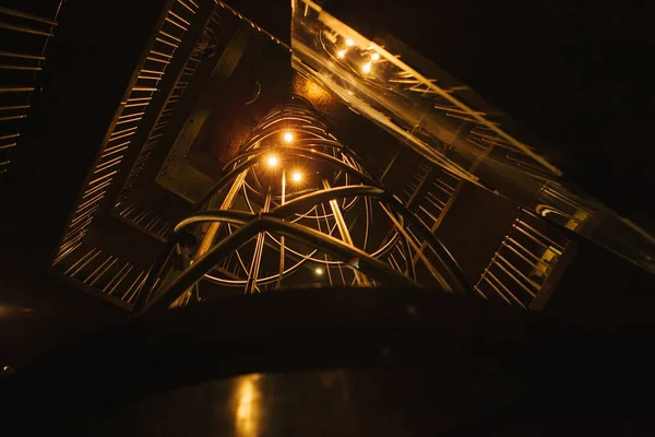 Vista inferior. Escadaria em estilo cyber punk futurista iluminado por luz morna amarelo pálido. Contexto futurista — Fotografia de Stock
