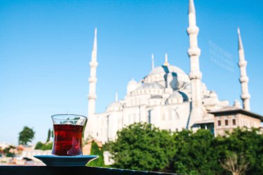 Geleneksel aromatik Türk siyah çay Lale şeklindeki bardakta. Arka planda Sultanahmet Camii Sultanahmet Istanbul, Türkiye'de de denir.
