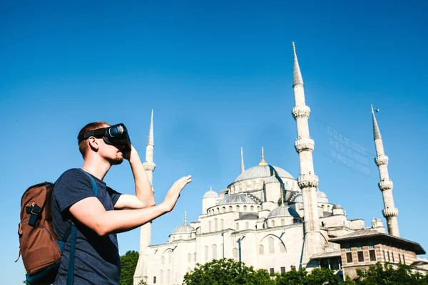 Cestovatel s virtuální realita brýle. Pojem virtuální cestování po celém světě. V pozadí Modrá mešita Sultanahmet v Istanbulu v Turecku. Technologie budoucnosti koncept. — Stock fotografie