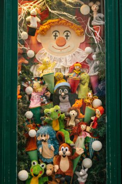 Prag, 13 Aralık 2016: Yumuşak oyuncak - çek çizgi film karakterlerinden dekore Noel vitrin