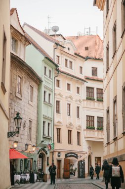 Prag, 13 Aralık 2016: Prag'da Noel. Noel süslemeleri ile dekore edilmiş vintage binalar arasında dar cadde boyunca insanlar yürümek