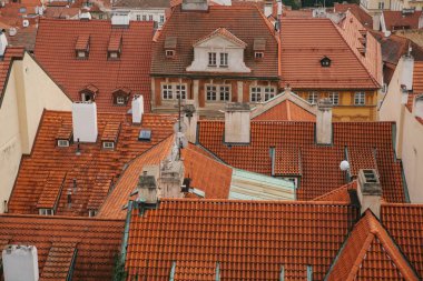 Prag tipik çatılar. Üstten Görünüm - ile Prag'da eski binalarda kırmızı kiremit çatılar. Europe.