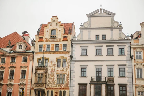 Praga, 13 de diciembre de 2016: Fachada de hermosos edificios históricos en la plaza principal de Praga — Foto de Stock