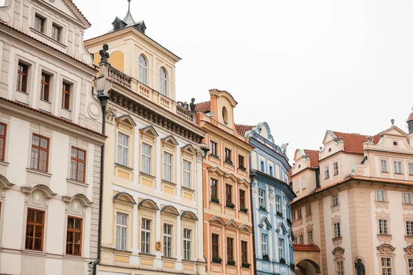 Primer plano de hermosos edificios históricos de pie juntos en la plaza principal de Praga — Foto de Stock