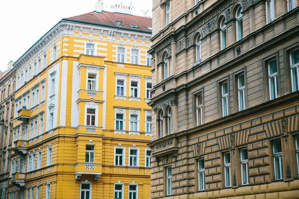 Hermosas casas antiguas en estilo tradicional checo con azulejos rojos. Arquitectura de Praga . — Foto de Stock