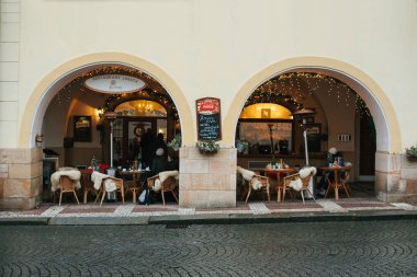 Prag, 25 Aralık 2016: Sokakta - tablolar, hasır sandalyeleri ve koyun kilim Noel dekorasyonu ile rahat café