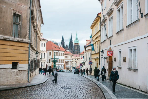 Πράγα, 25 Δεκεμβρίου 2016: Στους δρόμους της Πράγας. Οι τουρίστες με τα πόδια μέσα από τα ιστορικά μέρη της Πράγας, περνώντας από καταστήματα, καφετέριες και δημόσιους χώρους — Φωτογραφία Αρχείου