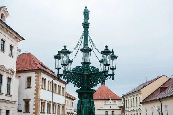 Nádherný komplex lucerny s plastikami v historickém centru města — Stock fotografie