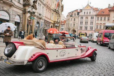 Prag, Çek Cumhuriyeti, 24 Aralık 2016: Retro arabalar için turistler eğlence Noel tatili sırasında şehrin ana Meydanı'nın yanında vardır.