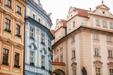 Sıkı bir şekilde birlikte Prag'da ana meydanında duran güzel tarihi binalar Close-Up