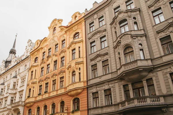 Fachada tradicional de edificios, exterior de edificios en Praga. Primer plano de hermosos edificios históricos de pie firmemente juntos — Foto de Stock