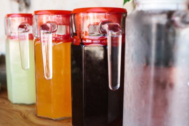 Cam meyve çeşitli ile testilerden ve kırmızı kapakları ile berry içecekler masaya stand