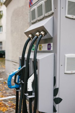 Berlin, 1 Ekim 2017: elektrikli araçların yakıt ikmali için özel bir yer. Avrupa'da yaygın hale gelmiştir ulaşım modern ve çevre dostu modu.