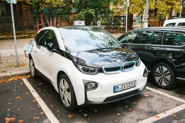 Berlin, 2 Ekim 2017: Elektrikli arabalar suçlanıyorlar elektrikli araçların şarj etmek için özel bir yerde. Avrupa'da yaygın hale gelmiştir ulaşım modern ve çevre dostu modu.