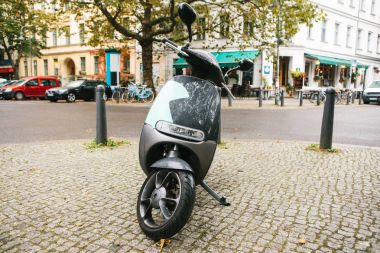 Şehrin popüler bir araç bir elektrikli scooter denir. Arka planda bir sokak Berlin.