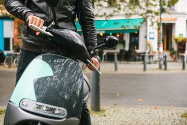 Turistik bir elektrikli scooter bindik. Şehrin popüler bir araç bir elektrikli scooter denir. Arka planda bir sokak Berlin.