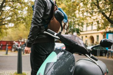 Turistik bir elektrikli scooter kullanmak olacak. Şehrin popüler bir araç. Arka planda bir sokak Berlin.