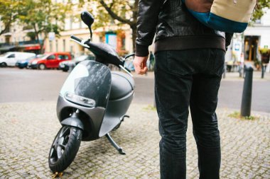 Turistik bir elektrikli scooter kullanmak olacak. Şehrin popüler bir araç. Arka planda bir sokak Berlin.