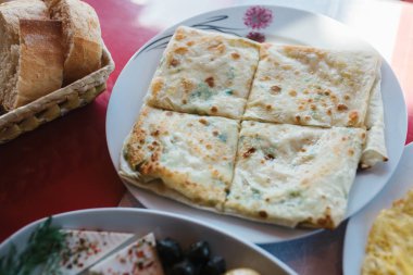 Dört adet, plaka sebze parçası ve ekmek parçalarını otlar ile düz pasta ayrılır